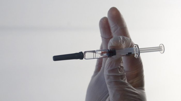 Apoderados indignados con enfermera que habría reutilizado jeringas para vacunar a más de 300 niños