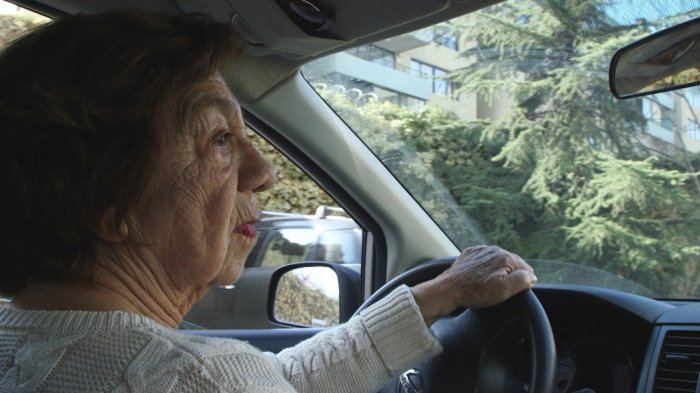 Tras accidente de mujer de 92 años: ¿Hasta qué edad se debería conducir?
