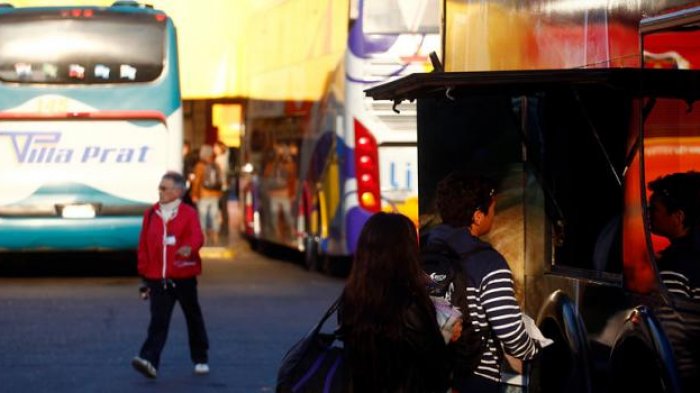 Viajar en bus es menos contaminante en comparación al avión según estudio