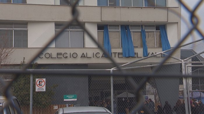 Seremi de Salud investiga posible reutilización de jeringas para vacunar a alumnos de colegio en Puente Alto