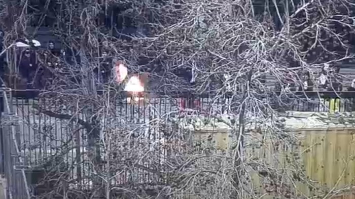 Encapuchado fue alcanzado por las llamas tras lanzar una bomba molotov en el Instituto Nacional