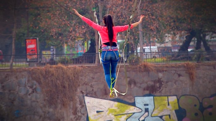 Highline: El deporte con que jóvenes se toman el Mapocho para cruzarlo sobre cuerdas