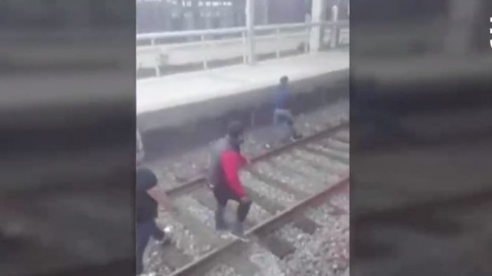 Sujetos que rayaban tren de Metro Valparaíso fueron apedreados por los pasajeros