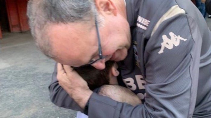 Hasta se bajó del auto: El notable gesto de Bielsa con un pequeño hincha ilusionado por un saludo