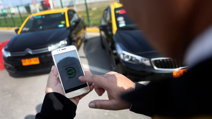 Lanzan app para pedir taxis oficiales en el Aeropuerto de Santiago: Permite conocer la tarifa y pagarla con tarjeta