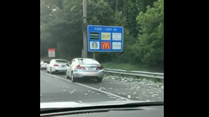 Camión de valores botó miles de dólares a la carretera y los conductores no perdieron la oportunidad