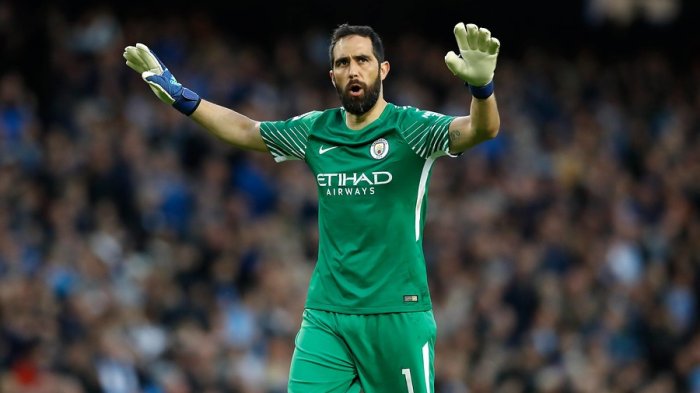 El tapadón de Claudio Bravo con el que hizo su reestreno en el City