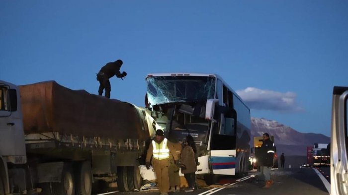 Accidente entre camión de carga y un bus dejó un muerto y varios heridos en la ruta que une Arica y Bolivia