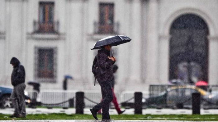¿Correr o caminar en la lluvia? Cómo evitar mojarse menos