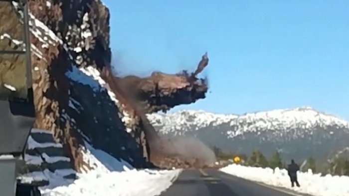 Captan impactante derrumbe de una montaña en la ruta que une Bariloche y Villa La Angostura