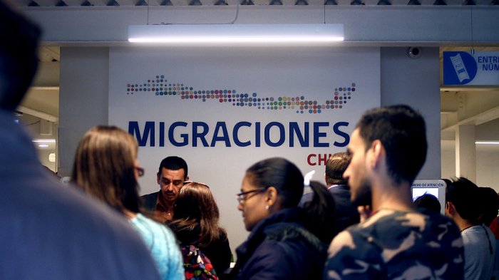 Solicitudes de refugio en Chile demoran entre tres o cuatro años, según Departamento de Extranjería