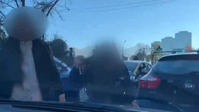 Captan a descontrolada conductora que atacó a otro vehículo con un destornillador