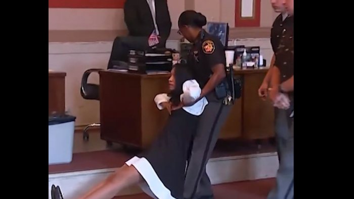 Estaba en shock: Ex jueza fue sacada arrastrando del tribunal tras ser condenada a prisión