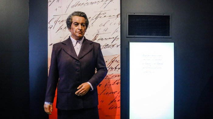 Escultor del Museo de Cera se enojó tras supuesto retoque a Gabriela Mistral: “Estoy indignado”