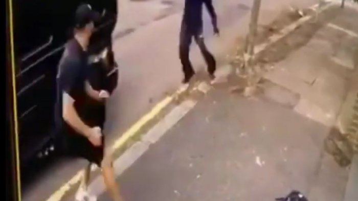 Compañero de Özil en el Arsenal lo defiende de un asalto y todo quedó registrado en video