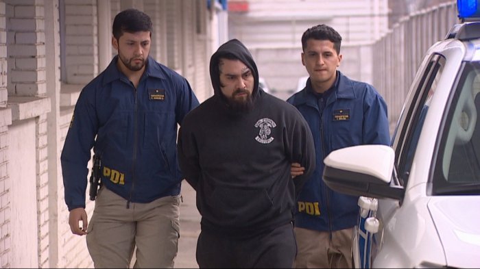 Cambió su apariencia para no ser capturado: Detienen a “El Bestia”, líder de grupo neonazi que asesinó a joven punk