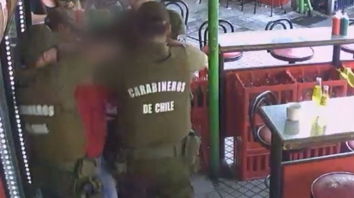 Los videos de las detenciones que inculparían a los 12 carabineros formalizados por torturas y apremios ilegítimos