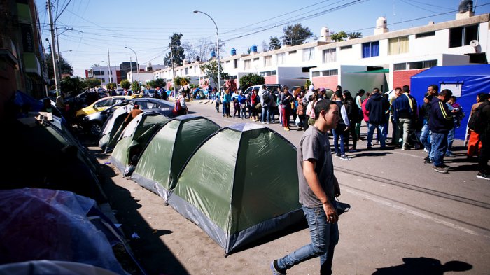 Venezolanos en Tacna fueron trasladados más lejos del consulado chileno tras dichos del gobernador