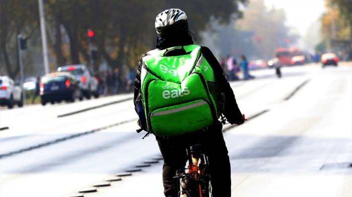 Estudio sostiene que 1 de cada 4 repartidores de comida admite probarla antes de entregarla
