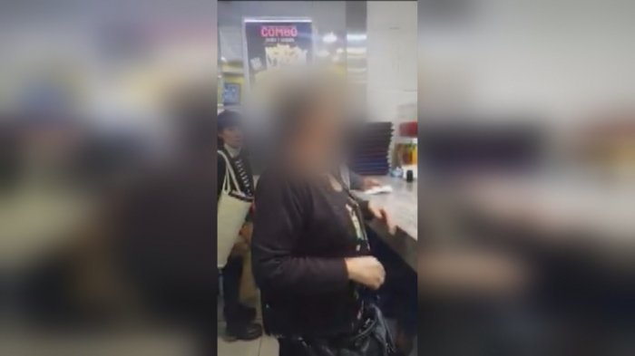 Todo por las papas fritas heladas: Mujer le tiró vaso de bebida en la cara a trabajadora de local de comida rápida