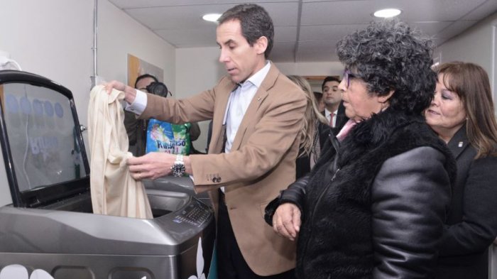 Lanzan programa Cargas Compartidas para que adultos mayores laven gratis su ropa