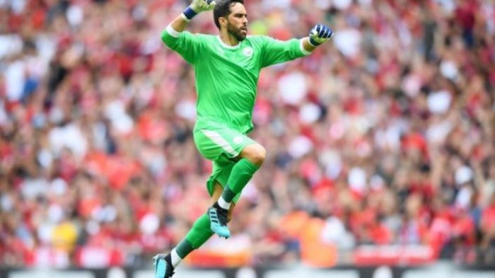 Claudio Bravo se lució en triunfo del Manchester City y les dio el primer título de la temporada