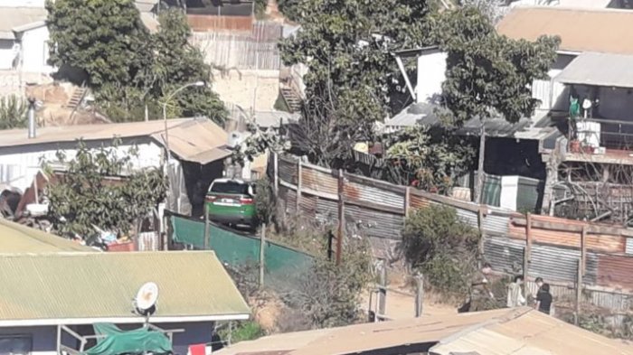 Hombre acusado de violencia intrafamiliar y disparar a Carabineros se encuentra prófugo en Viña del Mar