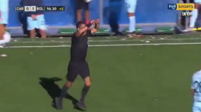 Árbitro cobró penal en el último minuto haciendo la señal del VAR, pero no había VAR