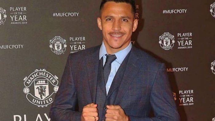 En Inglaterra dicen haber sorprendido a Alexis con su nueva polola y publicaron las fotos