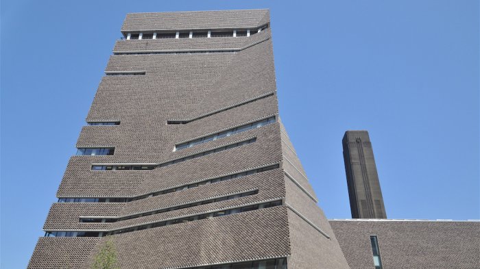 Niño de seis años grave tras ser empujado por desconocido desde décimo piso de un museo en Londres