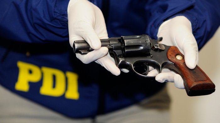 Lo encontraron con un revólver: Detienen a adolescente que amenazó a psicóloga de Pichilemu mientras lo atendía