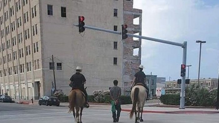 Indignación por fotografía de detención de un hombre negro que es comparada con imágenes de la esclavitud