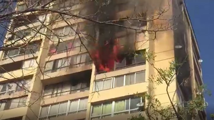Incendio afectó a edificio en Recoleta: Vecinos aseguran que escucharon explosiones