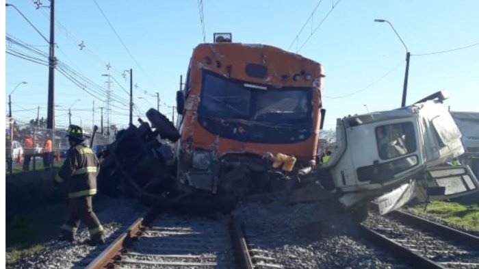 Camión se partió por la mitad en choque con Biotrén en Coronel: Dos personas murieron
