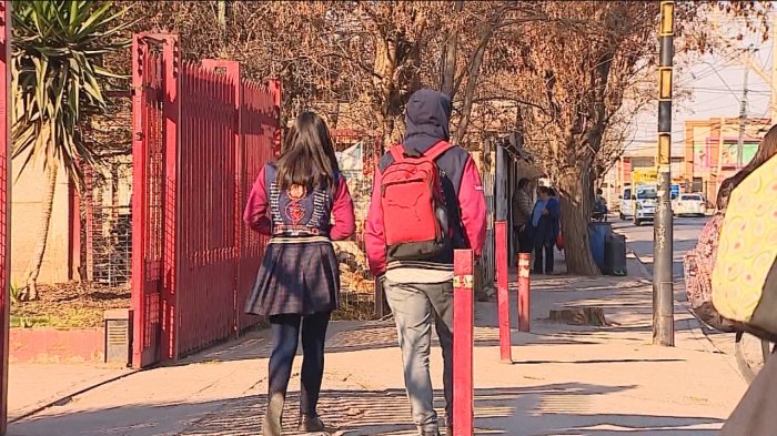 La polémica circular de colegio que prohíbe pololeo entre estudiantes con más de un año de diferencia