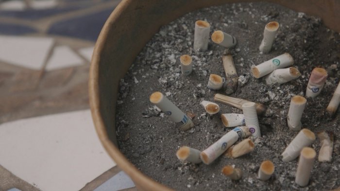 Puede contaminar hasta 100 litros de agua: Los desconocidos efectos tóxicos de las colillas de cigarrillos