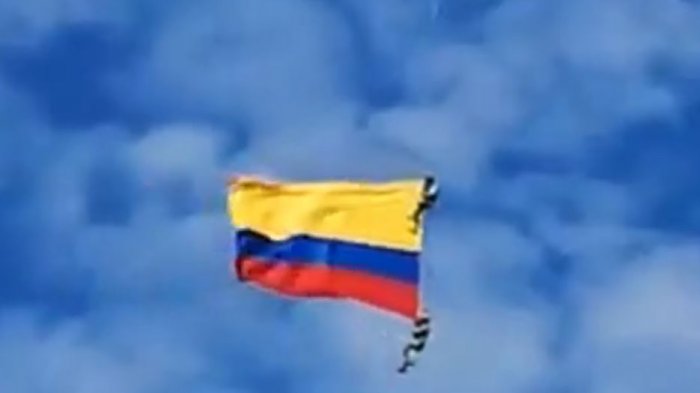 Soldados colombianos murieron tras caer desde gran altura: Iban colgados de un helicóptero