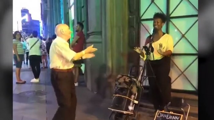 Desde Metallica hasta Nina Simone: Anciano se vuelve viral por bailar al ritmo de los artistas callejeros