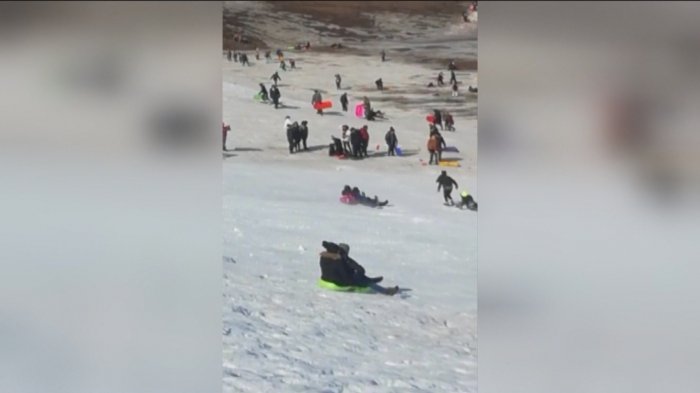 Impactante choque de trineo en la nieve dejó varias personas heridas