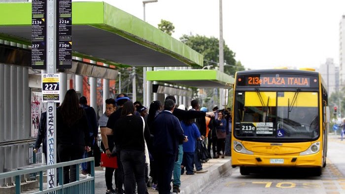 Impulsan plan piloto para instalar pantallas con información en paraderos y micros del Transantiago