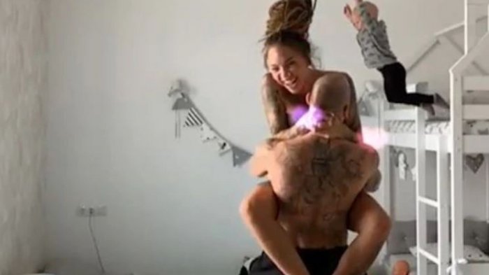 Se ganaron repudio global: Padres graban video mientras guagua salta de camarote y aterriza sobre su cabeza