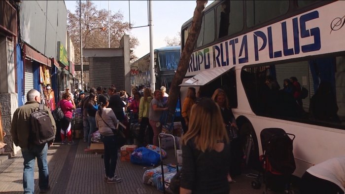 Buses de turismo utilizan la Alameda como terminal y se estacionan por horas
