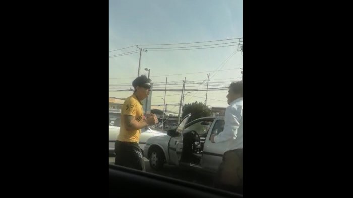 Tarde de furia termina en pelea callejera: Hombre quedó noqueado en el piso por patada en la cabeza