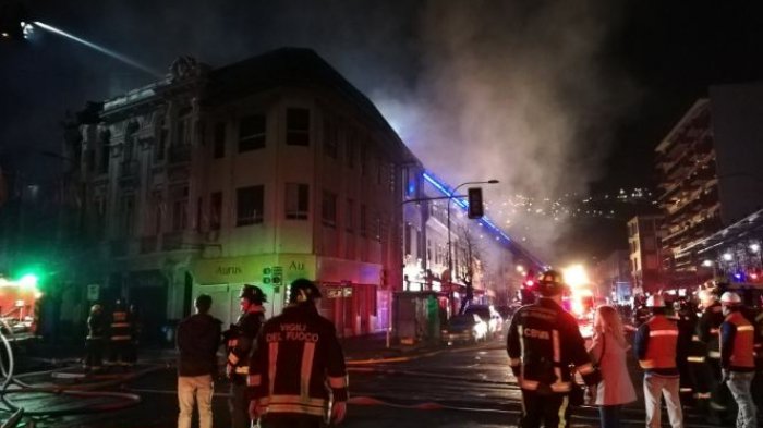 Incendio afectó edificios habitacionales y comerciales en Valparaíso