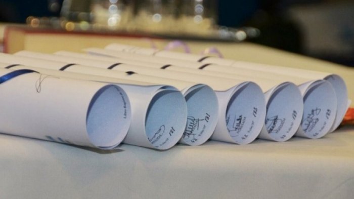 El simple trámite que permite que los diplomas chilenos sean reconocidos en el Reino Unido