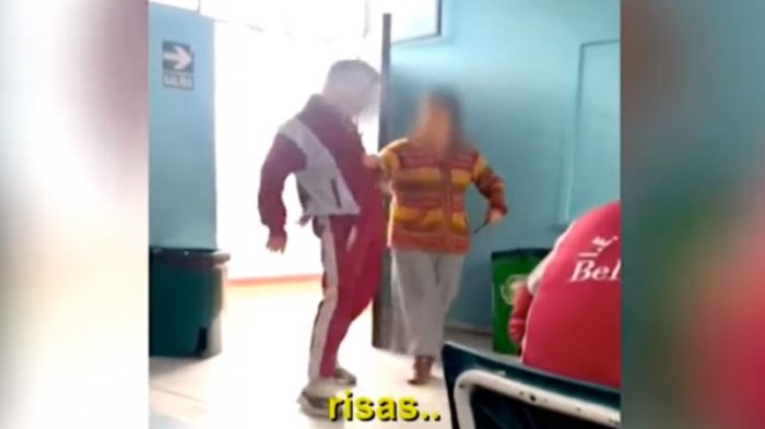 Eran dos contra uno: Grabaron a alumnos maltratando a su profesora en plena sala de clases