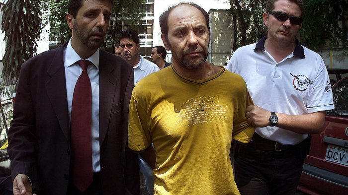 Con fuertes medidas de seguridad y en completo hermetismo llegó a Chile el 