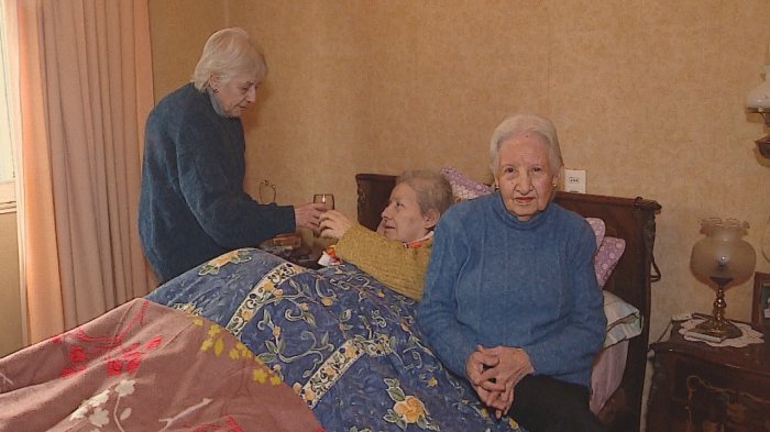 Tres ancianas viven hace 5 meses sin agua por mantener una deuda: ¿Es legal cortar este suministro?