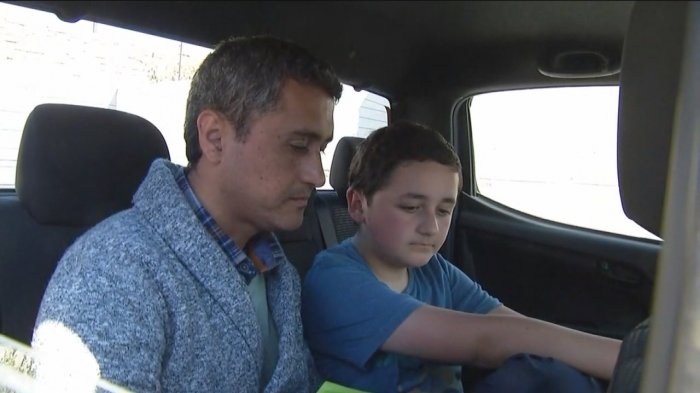 Niño debe hacer las tareas dentro de camioneta por carretes de 