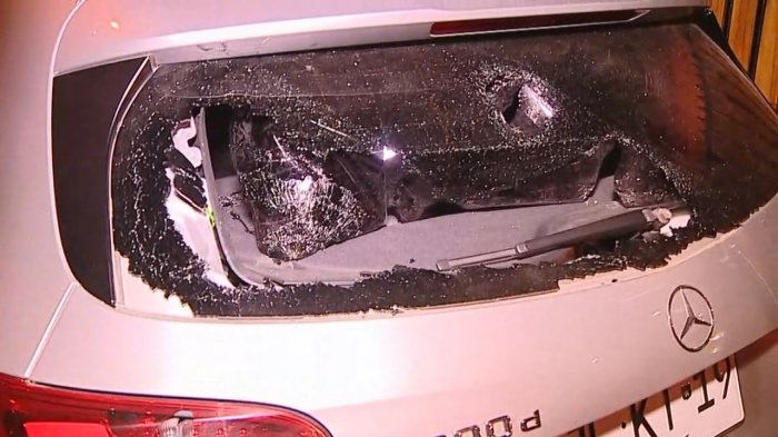 Gerente de Azul Azul sufrió ataque en casa de familiares: Le lanzaron piedras y una corona de flores